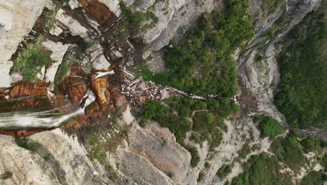 elevação aérea diretamente acima de bridal veil falls, sul de provo canyon, utah