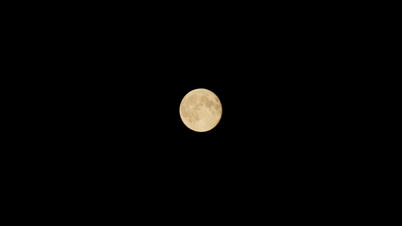 Céu noturno tranquilo com lua cheia detalhada brilhando intensamente na escuridão.