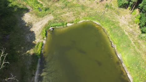 &quot;El-Dron-Se-Eleva-Sobre-El-Lago-Iluminado-Por-El-Amanecer-En-Europa,-Revelando-Una-Laguna-Tranquila,-Un-Bosque-Exuberante-Y-Estanques-Naturales.