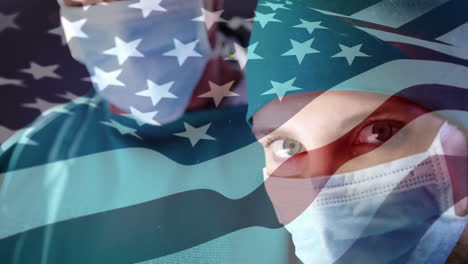 animación de la bandera de los estados unidos ondeando sobre los cirujanos con máscaras faciales