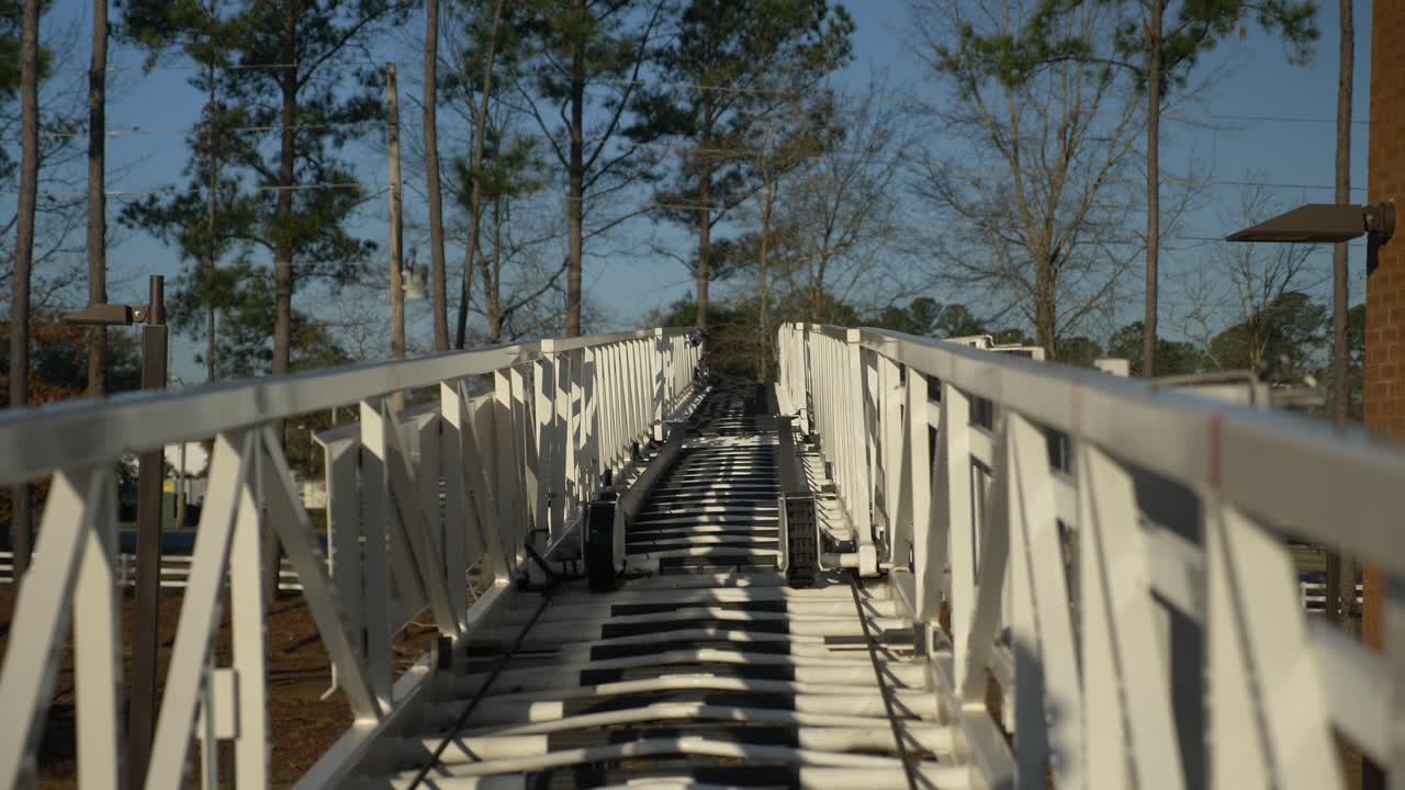 비상 사태에 대응하기 위해 소방관이 사용하는 사다리의 소방차에 대한 관점