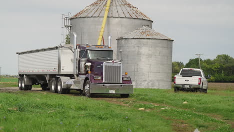 el semi llega para cargar el grano.