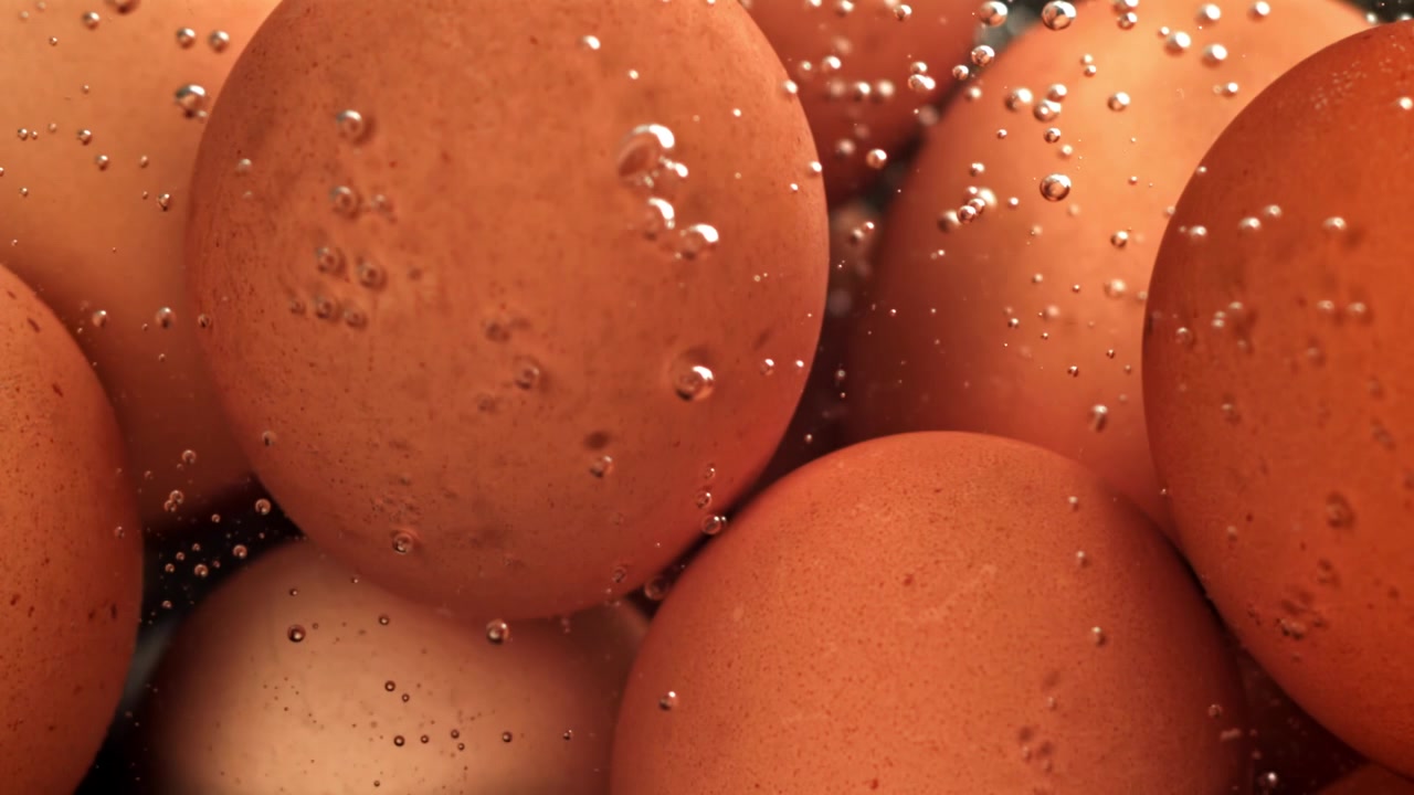 Close-up de Ovos Castanhos Fervendo em Água com Bolhas