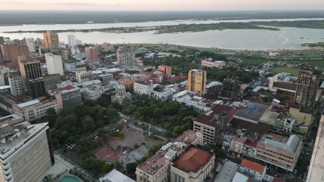 Vista aerea con drone di Asunción, Paraguay.