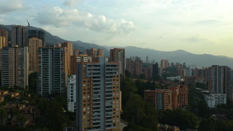 Beautiful-View-of-Medellin,-Colombia.-Pedestal-Up