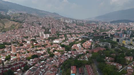 Drohnen-Luftaufnahmen-Der-Südamerikanischen-Stadt-Medellin-Commune-13-San-Javier,-Kolumbien