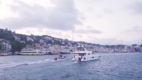 Barcos-En-La-Costa-Y-Vista-De-La-Ciudad.