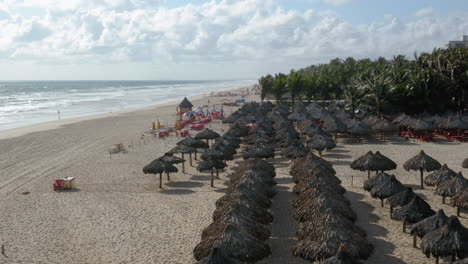 vista aérea de la playa, con muchas sombrillas y palmeras, praia do futuro, ceara, brasil