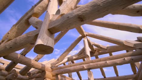 construcción de techos de cabañas de madera