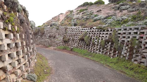 camino curvo a lo largo de un muro de contención costera