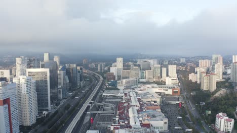 墨西哥市中心的道路和建筑物,空中飞行