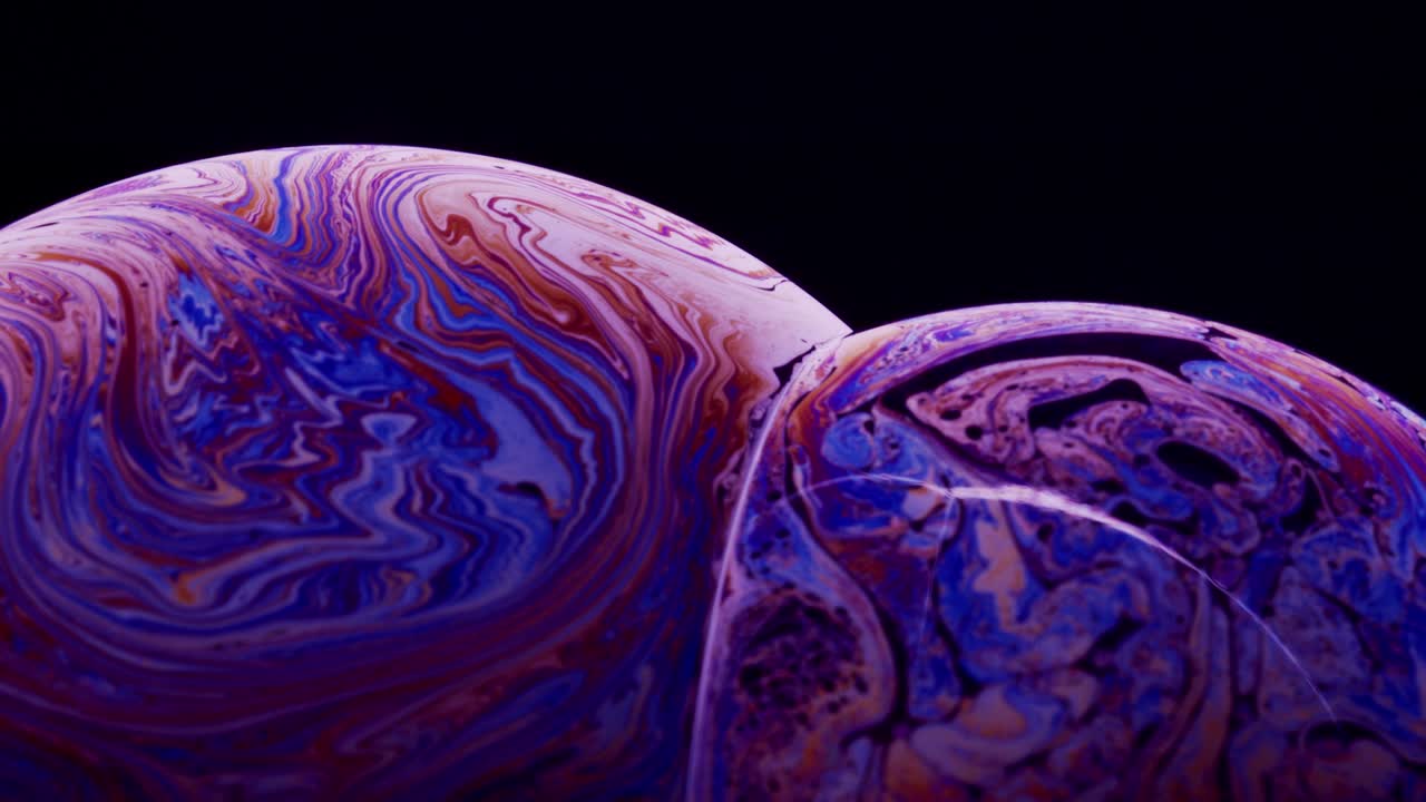 líneas y curvas de forma irregular a lo largo de la superficie de la película de jabón