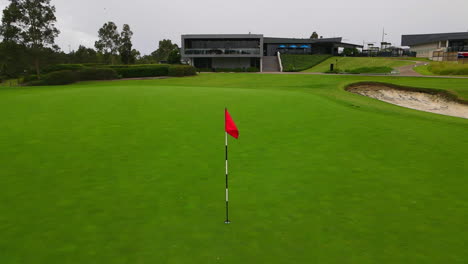 Bandera-Roja-Del-Poste-De-Golf-En-Green-Bien-Cuidado-En-El-Campo-De-Golf-Con-Bunker-Pt-2