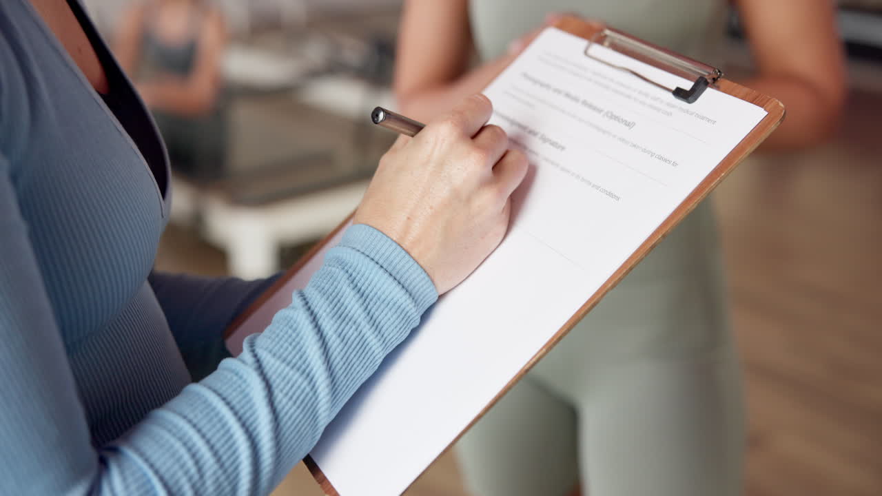 Mujer firmando un documento