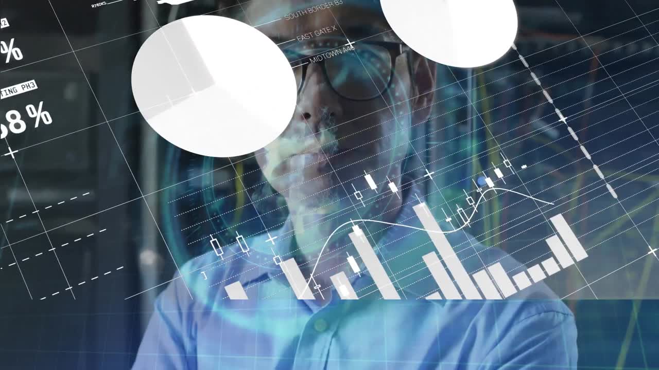 animación de la interfaz infográfica sobre el hombre de negocios asiático trabajando en la sala de servidores.