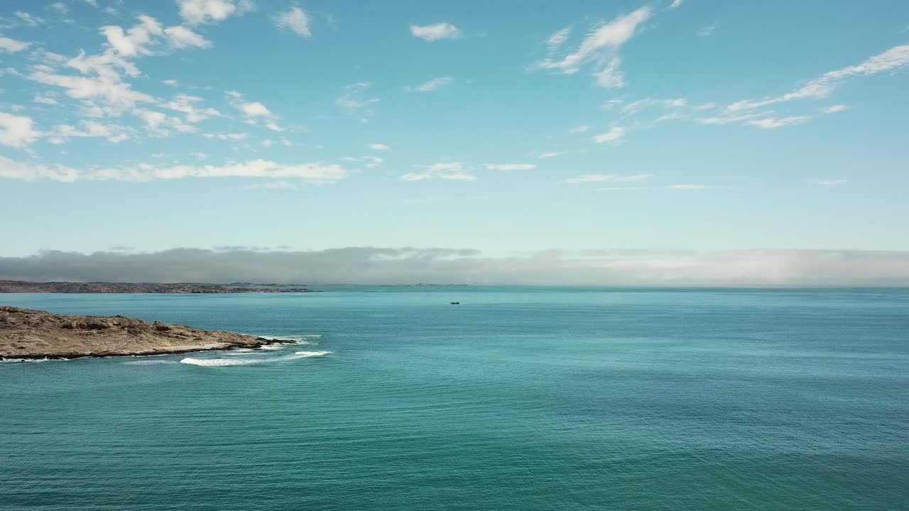 나미브 사막 모래언덕과 대서양이 만나는 스켈레톤 코스트, 남아프리카 나미비아, 루데리츠 타운 샤크 아일랜드 항공 샷