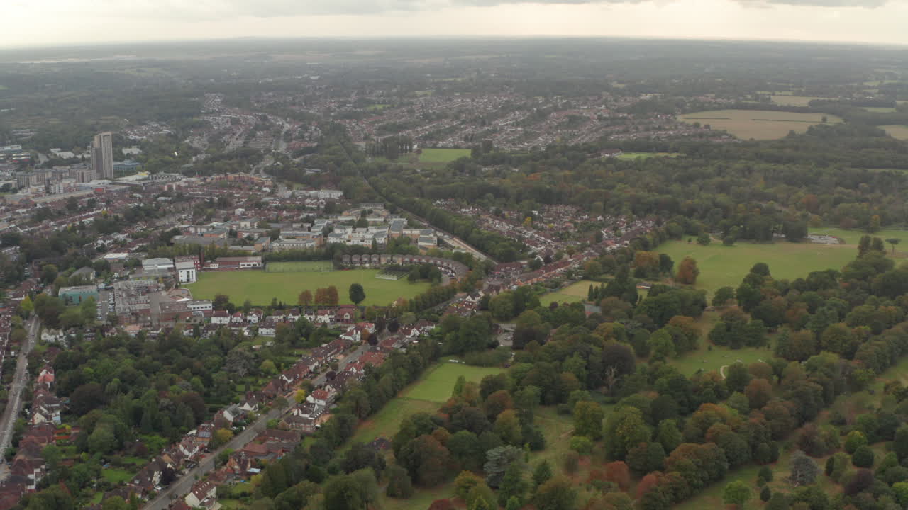Luftfoto over Cassiobury Park og Watford undergrundsstation.