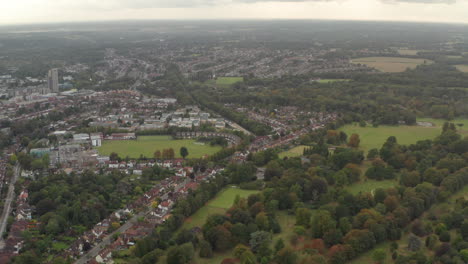 Toma-Aérea-Sobre-El-Parque-Cassiobury-Y-La-Estación-De-Metro-Watford.