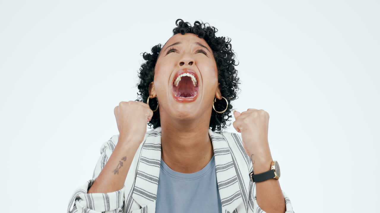 llorando, por qué y la mujer en el estudio con reacción a