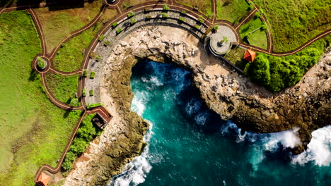 Vista-Aérea-De-Las-Lágrimas-Del-Diablo-Con-Olas-Rompientes-En-Verano-En-Nusa-Lembongan,-Bali,-Indonesia