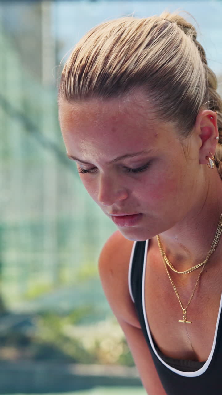 Giovane donna sudata che si concentra durante una partita di padel