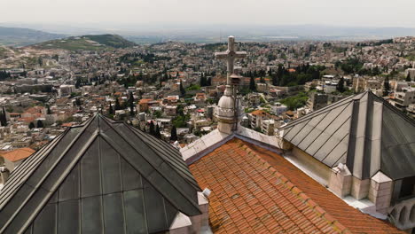 vista general de la ciudad de nazaret desde la iglesia salesiana en lo alto del monte del comienzo en israel