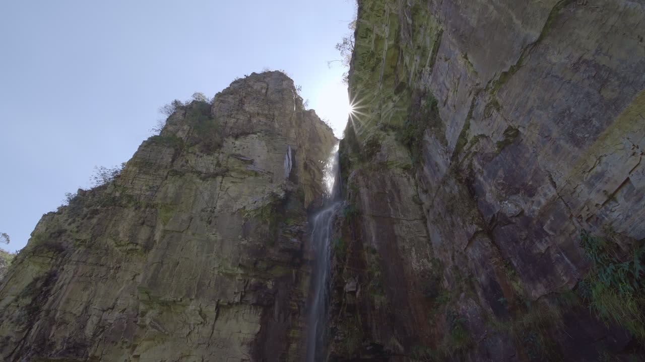 cascada en los cañones de rocas sedimentarias, vegetación y agua verde