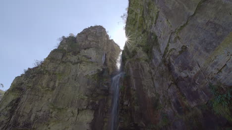 Cascada-En-Los-Cañones-De-Rocas-Sedimentarias,-Vegetación-Y-Agua-Verde