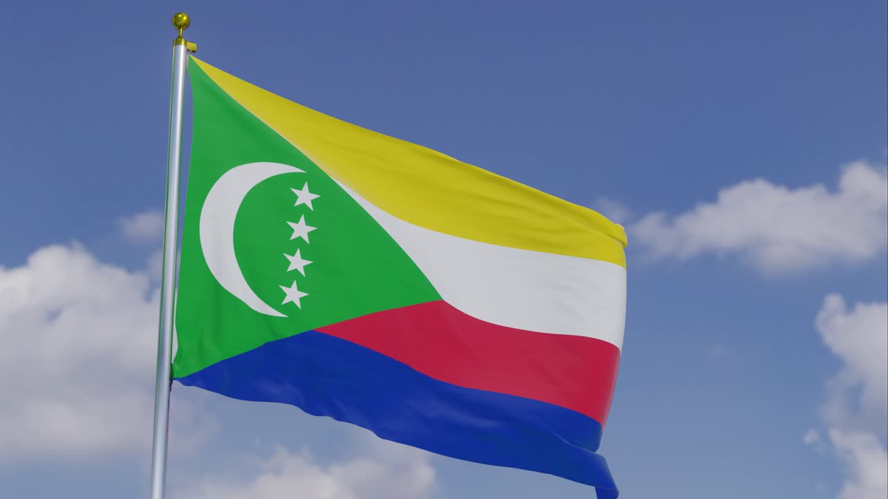 bandera de las comoras moviéndose en el viento con un cielo azul claro en el fondo, nubes moviéndose lentamente, asta de la bandera, cámara lenta