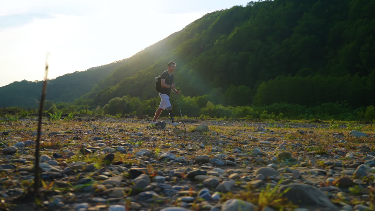 산 에서 산책 하는 의공 다리 를 가진 사람