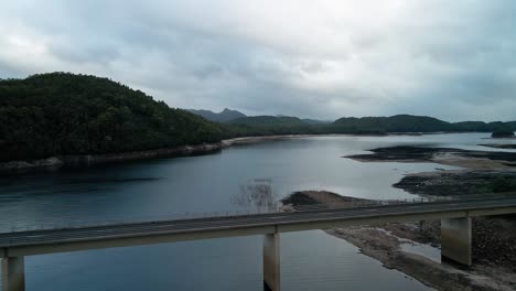 Luftaufnahme-Der-Atemberaubenden-Landschaft-Des-Tasmanischen-Lake-Burbury-In-Australien-Während-Des-Tages