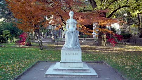 Vista-Frontal-Del-Monumento-De-La-Emperatriz-Isabel-De-Austria-En-Meran---Merano,-Tirol-Del-Sur,-Italia.