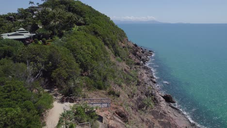 volando por el mirador de la playa de 4 millas en flagstaff hill en port douglas, norte de queensland