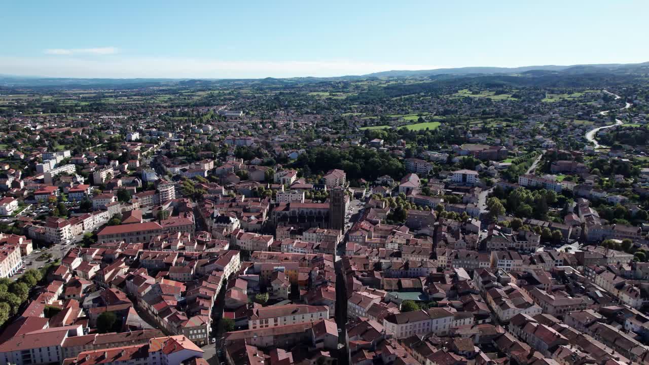 오베르뉴 로네 알프스 지방의 루아르 지방의 포레즈에 있는 몬트비슨 시 (montbison) 에 대한 광범위한 공중 촬영, 은 날의 프랑스 시골