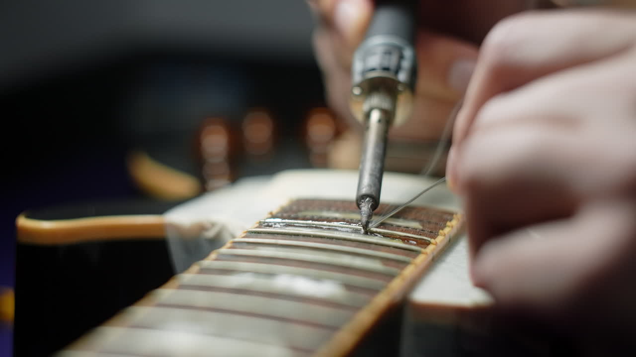 Riparazione del manico della chitarra