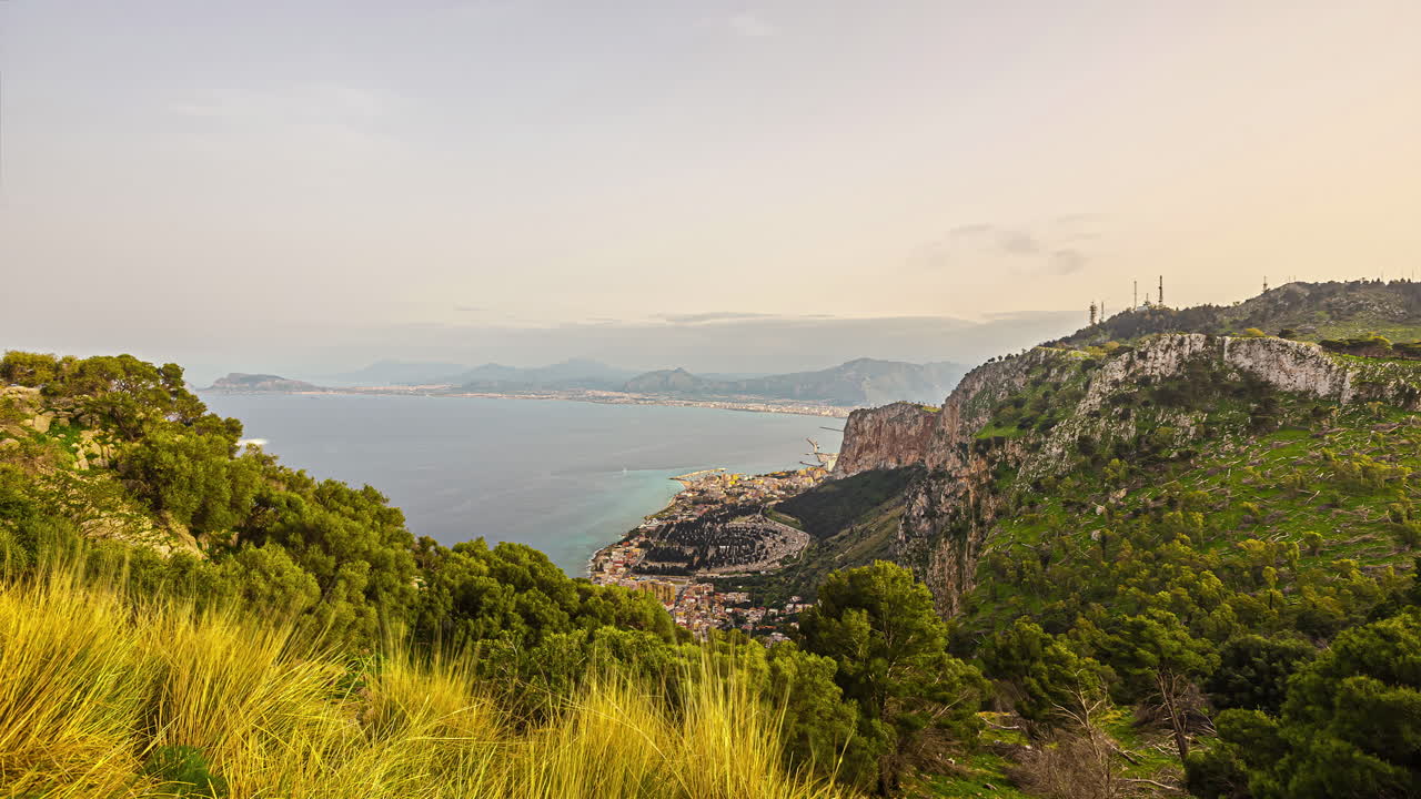 Timelapse del panorama urbano dal Monte Pellegrino in una splendida giornata di sole a Palermo, Sicilia