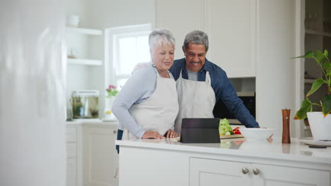 Cocina,-Saludo-Y-Pareja-Mayor-Con-Una-Tableta