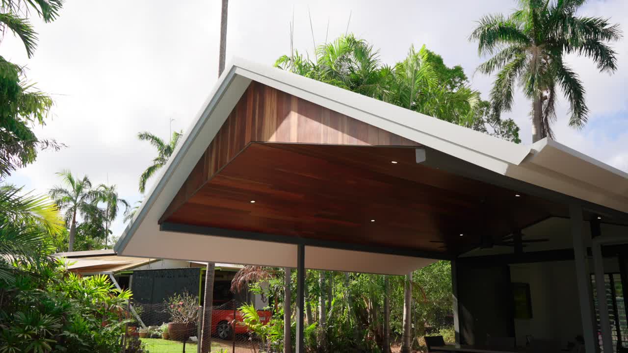 espacio al aire libre moderno con patio, piscina y exuberante jardinería, que muestra el espacio de vida al aire libre en una casa de lujo