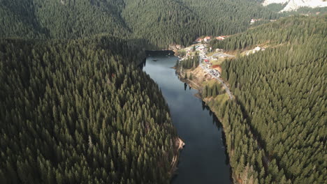 Belleza-Tranquila-De-Lacul-Roșu:-Perspectivas-Aéreas-De-La-Joya-Montañosa-De-Rumania