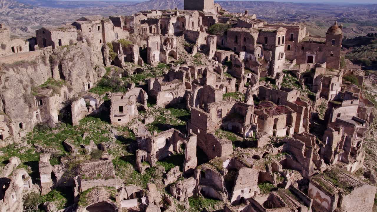 Opuszczone miasto na wzgórzu z poruszającymi ruinami, Craco, Matera, Włochy