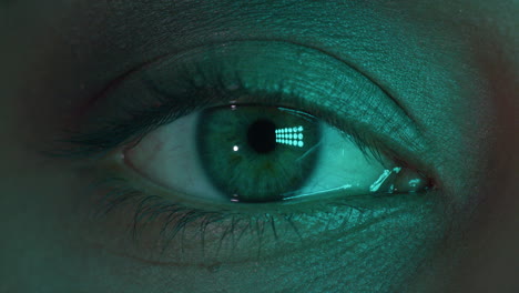 macro de cerca apertura del ojo parpadeante luz multicolor parpadeante en el concepto del club del iris