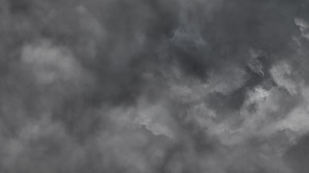 어두운 구름 속의 천둥의 힘