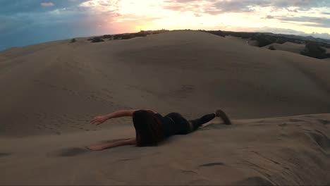 desierto de dunas de arena contra el paisaje marino en maspalomas gran canaria desiertos cerca de la costa