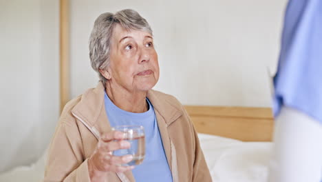 mujer mayor, pastillas y hogar de jubilación