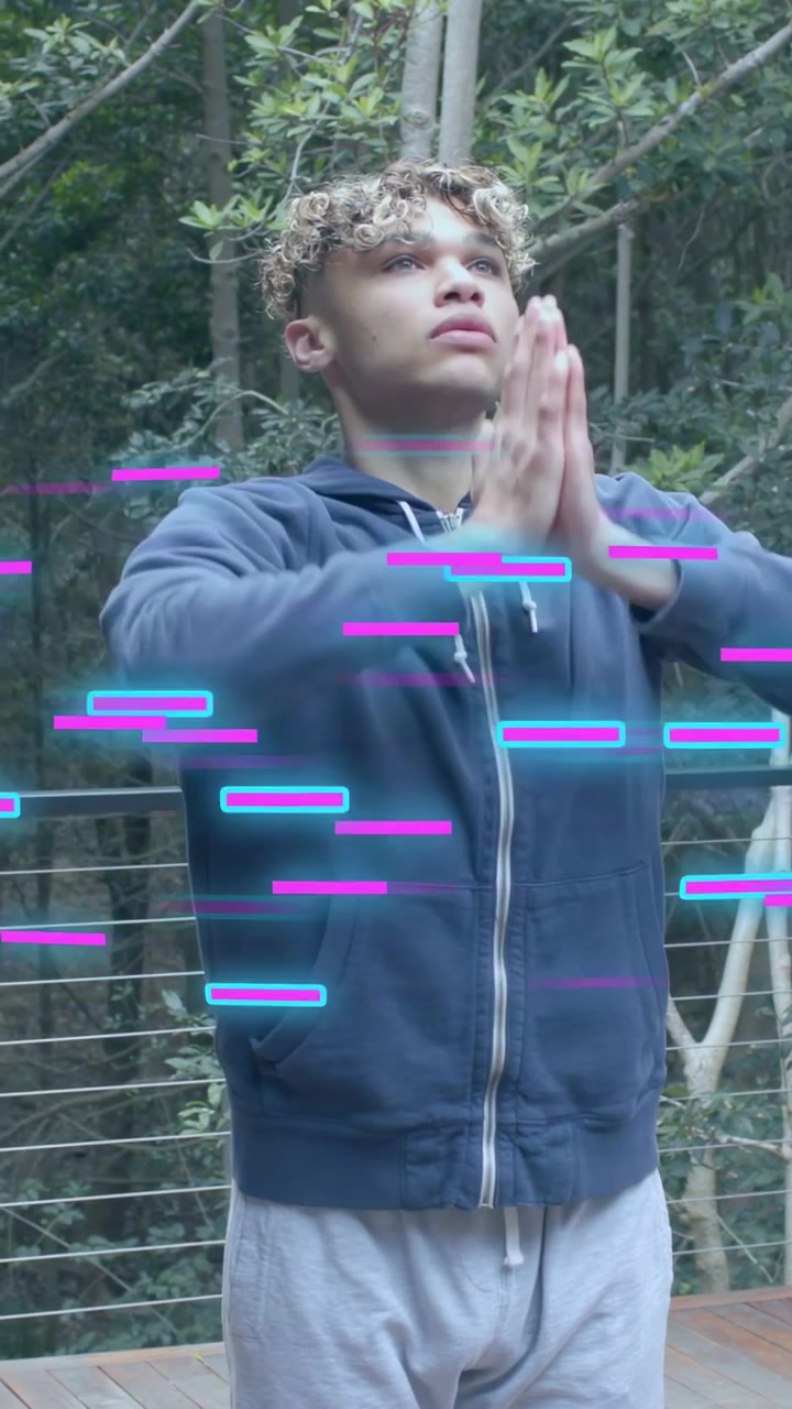 Video verticale: Adolescente che, dopo aver guardato in alto, alza le braccia in meditazione su un ponte, con barre al neon che oscurano.