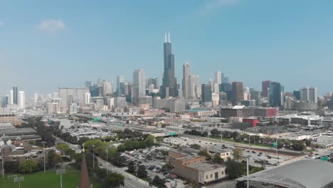 Horizonte-De-Chicago-Con-Drones-Visto-Desde-El-Lado-Sur-De-La-Ciudad-En-Un-Agradable-Día-Soleado