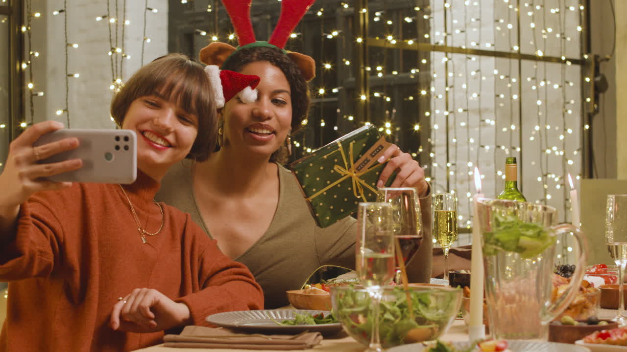 셀카 사진을 찍는 여성