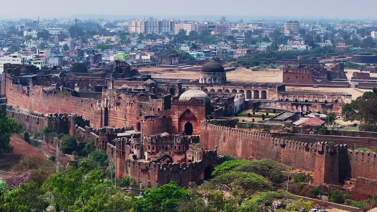 インド、カルナータカ州ビーダルにあるグンバド・ダルワザ。城塞地域、木々、建物が見えます。昼間、オービット撮影、ドローン撮影、4K。