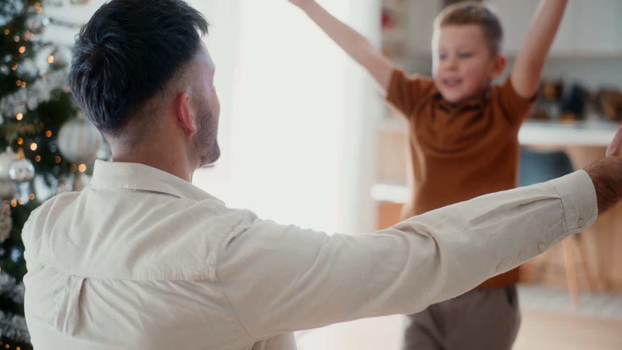 작은 소년은 아버지를 그리워하고 그를 환영합니다.