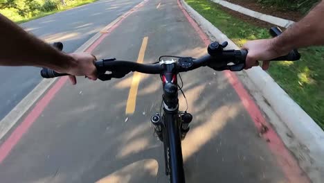 Ciclista-Transitando-Por-El-Carril-Bici-Con-Carril-Señalizado,-Vista-Fpv